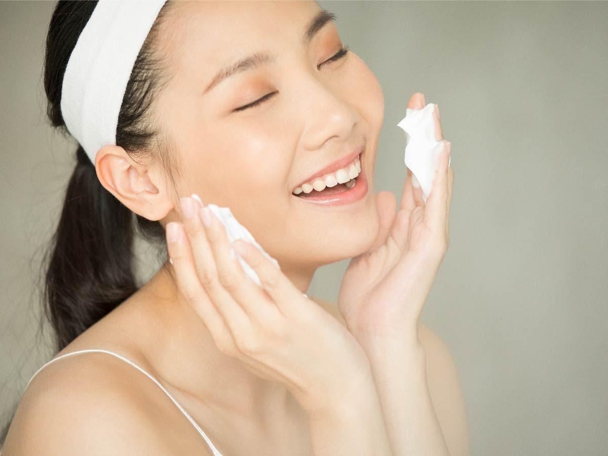 Mùa lạnh, hanh khô nên lựa chọn sữa rửa mặt dịu nhẹ có tác dụng cân bằng độ ẩm