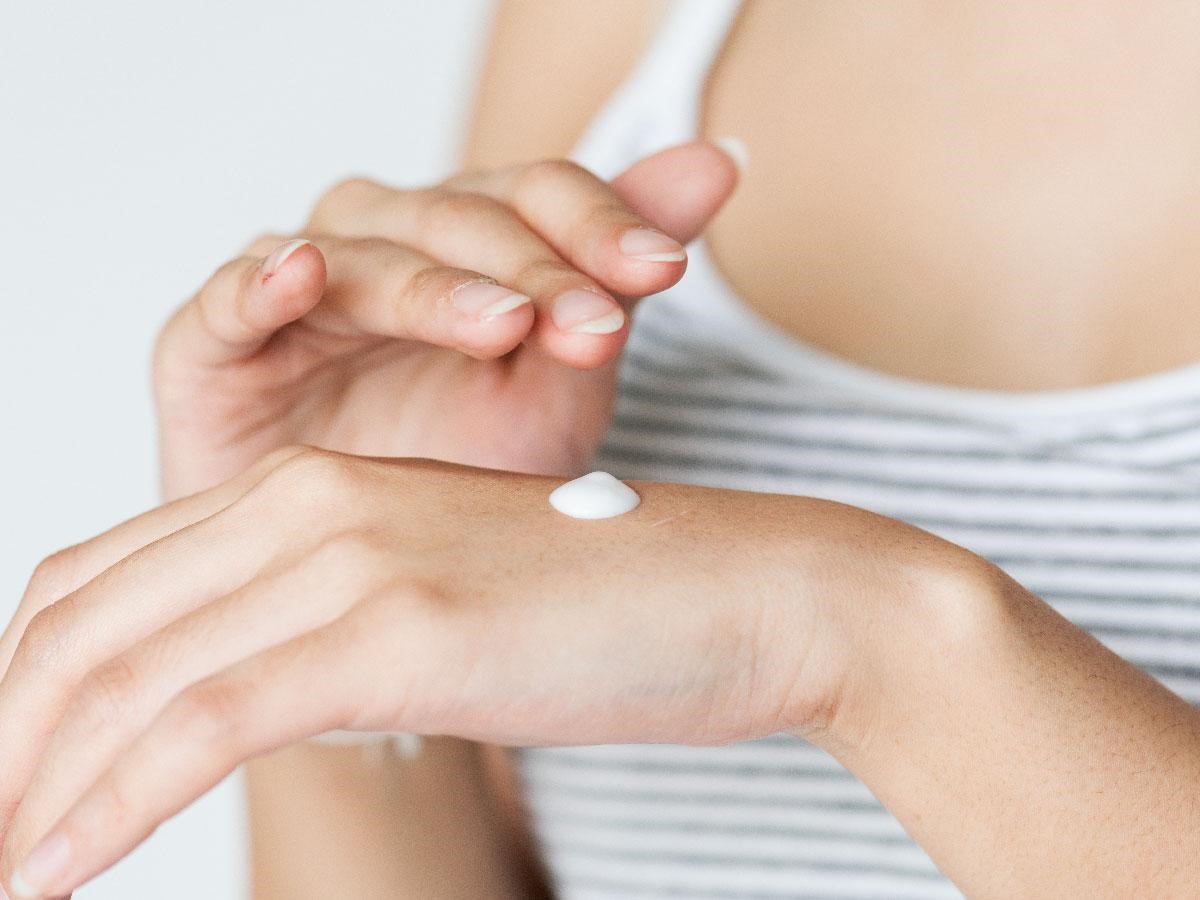 Thường xuyên bôi lại kem chống nắng khi bạn tham gia các hoạt động ngoài trời