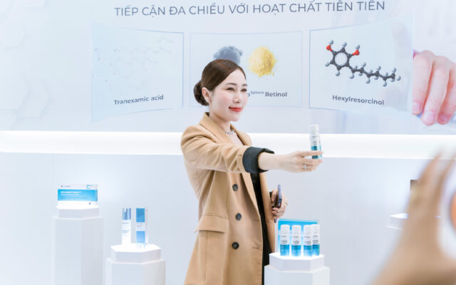 Khách hàng tham dự sự kiện thích thú tham quan và chụp hình với sản phẩm nước uống dưỡng da trắng khỏe sắp ra mắt md:nutraceuticals ™ Matrix White. 